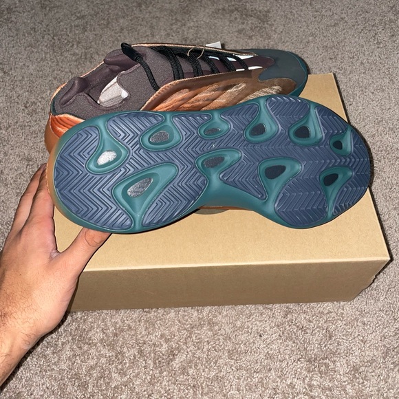 YZY 700 V3 Copper Fade - Picture 4 of 6